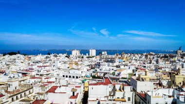 En yüksek kuleden Cadiz manzarası. Arka planda beyaz evler ve deniz