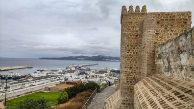 Kale duvarından liman manzarası