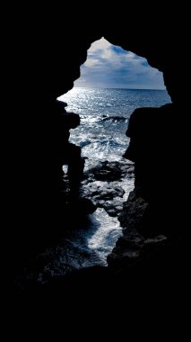 Uçurumdaki bir yarıktan deniz manzarası. Bu çatlak, kayalıklara çarpan suyun patlaması sonucu oluşmuştur.