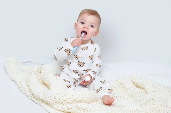 Pequeño Niño Sentado Pijama Cama Con Cepillo Dientes Mano Sonriendo — Foto de Stock