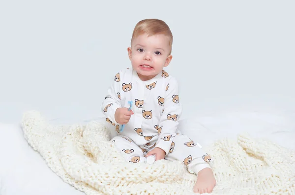 Malý Chlapeček Sedí Pyžamu Posteli Kartáčkem Zuby Ruce Usmívá — Stock fotografie