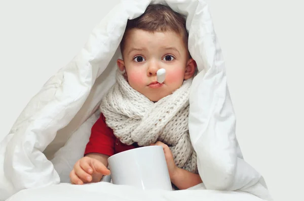 Malý Roztomilý Chlapec Onemocní Měří Teplotu Ústním Teploměrem Sedí Přikrytý — Stock fotografie