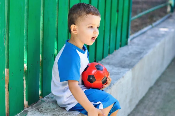 Маленький Трехлетний Мальчик Синей Футбольной Форме Красным Футбольным Мячом — стоковое фото