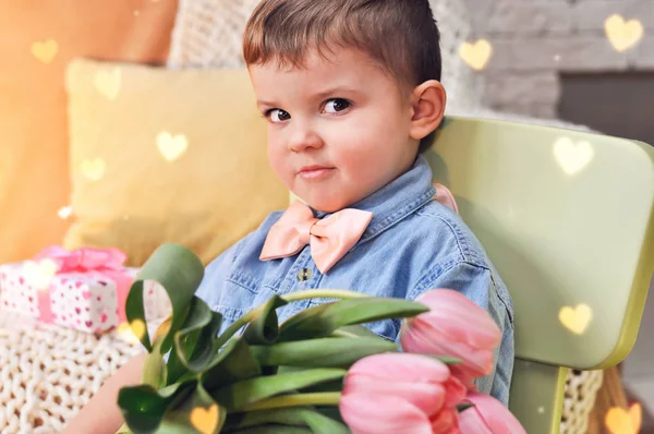 Милый Маленький Мальчик Джентльмен Синей Джинсовой Рубашке Персиковой Бабочке Букетом — стоковое фото
