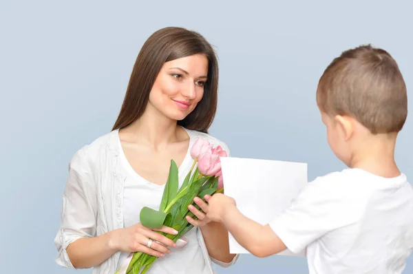 Het Zoontje Geeft Zijn Moeder Een Boeket Delicate Roze Tulpen — Stockfoto