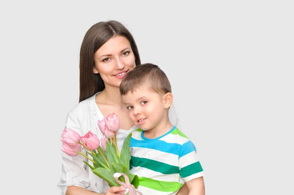 Het Zoontje Geeft Zijn Moeder Een Boeket Delicate Roze Tulpen — Stockfoto