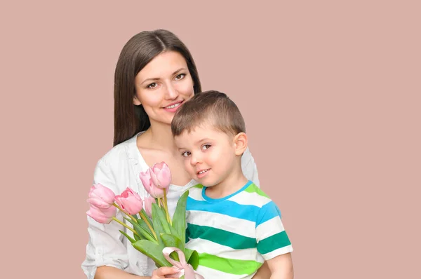 Het Zoontje Geeft Zijn Moeder Een Boeket Delicate Roze Tulpen — Stockfoto