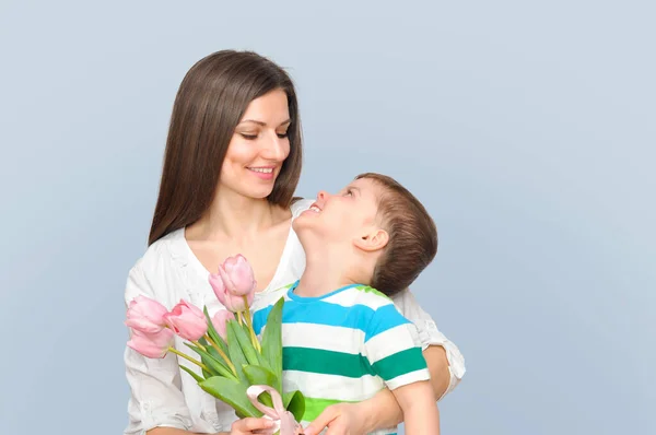 Het Zoontje Geeft Zijn Moeder Een Boeket Delicate Roze Tulpen — Stockfoto