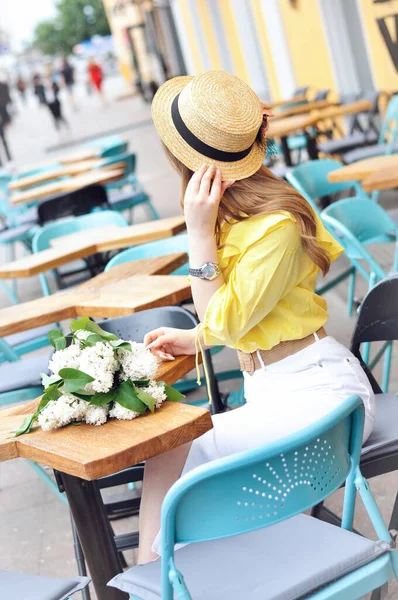 Mooie Romantische Vrouw Zit Een Straat Cafe Met Een Boeket — Stockfoto