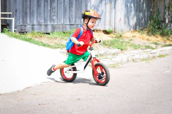Deportes Niño Casco Protección Sienta Cerca Bicicleta Equilibrio Blanco Rojo — Foto de Stock