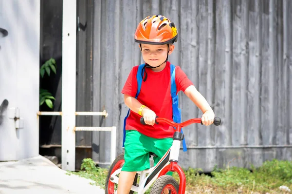 Deportes Niño Casco Protección Sienta Cerca Bicicleta Equilibrio Blanco Rojo — Foto de Stock