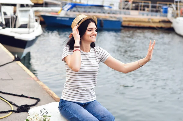 Jonge Mooie Vrouw Een Gestreept Shirt Jeans Culottes Zit Een — Stockfoto