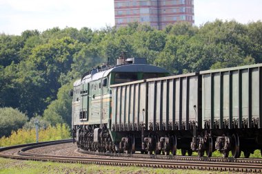 Şehirde tren var.