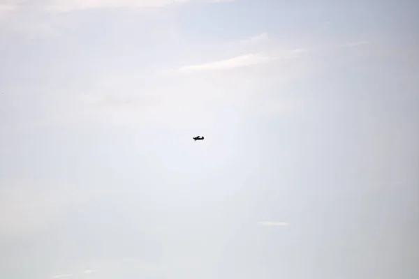 Gökyüzünde Eski Bir Uçak — Stok fotoğraf