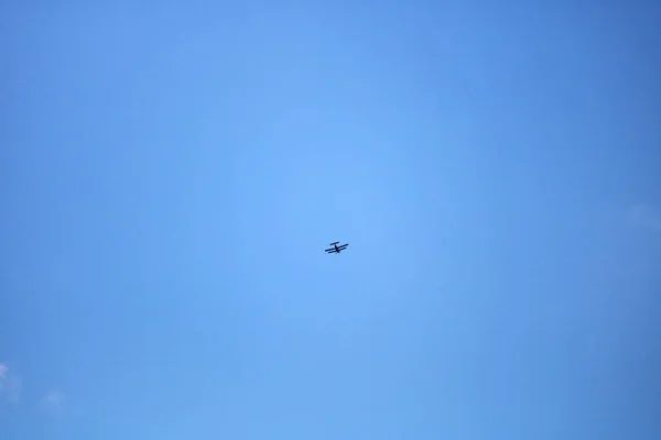 Gökyüzünde eski bir uçak