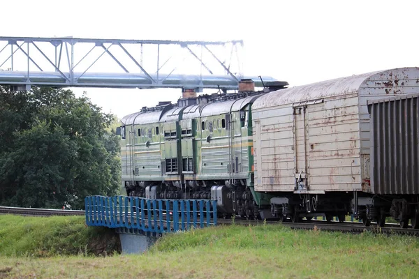 Yük trenli dizel lokomotif