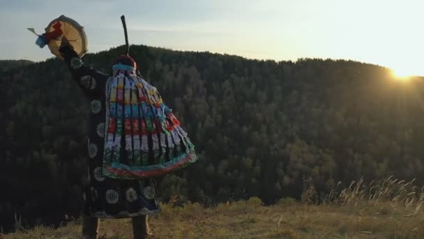 Magisch ritueel van een sjamaan bovenop een berg bij zonsondergang. — Stockvideo