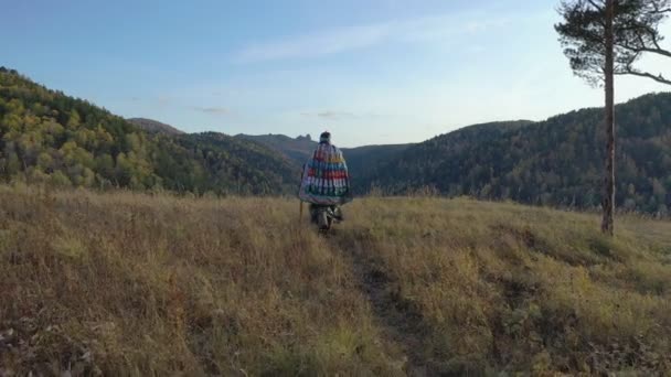 Hechicero del bosque sube a la cima de la montaña en el camino . — Vídeo de stock