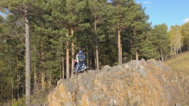Starý sibiřský šaman oslovuje duchy lesa tamburínou. — Stock video