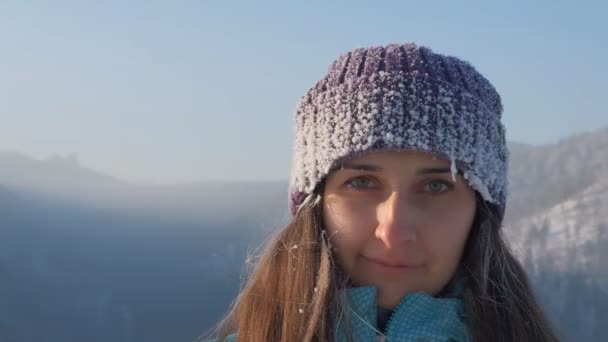 Slow motion portret van een jonge aantrekkelijke bevroren vrouw. — Stockvideo
