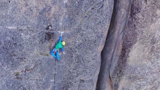 Красноярськ, Росія - 13 червня 2019: змагання з альпінізму. Чоловік вилізає на скелі на великій висоті.. — стокове відео