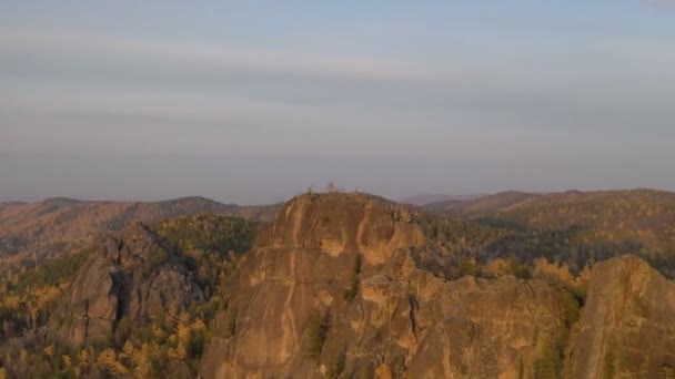 Zeitraffer aus der Luft hoher syenitischer Felsen im Herbstwald bei Sonnenuntergang. — Stockvideo