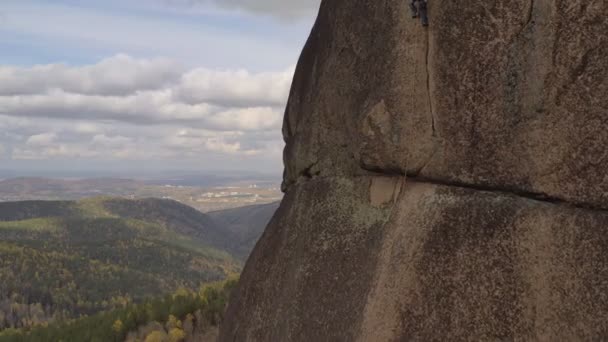 Rischiosa salita su una fessura di roccia su una parete verticale . — Video Stock