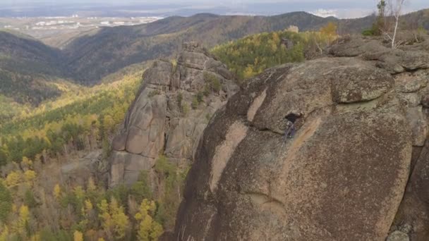 Αθλητής σκαρφαλώνει στην κορυφή του βουνού. — Αρχείο Βίντεο