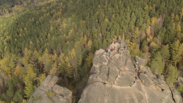 Een groep toeristen klimmend naar de top van de berg. — Stockvideo