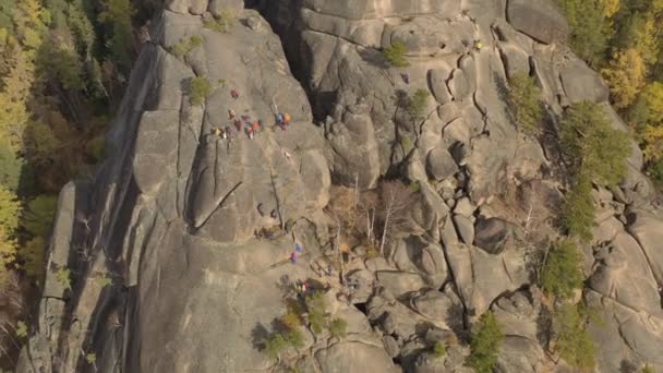 一队登山队员在一块高高的岩石上训练. — 图库视频影像
