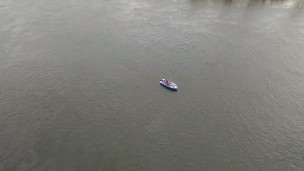 Pescador solitario en un barco en el río . — Vídeos de Stock