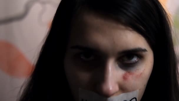 Mujer joven levanta la cabeza, la boca está sellada con un yeso blanco con la inscripción en METOO . — Vídeos de Stock
