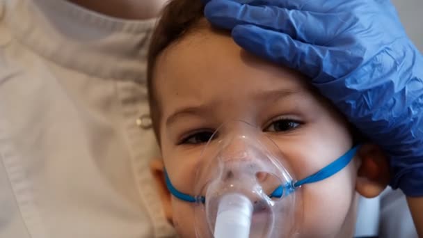 Inhalaciones para un niño pequeño. El médico realiza cuidadosamente el procedimiento para el niño. . — Vídeos de Stock