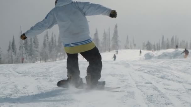 Rallentamento dell'uomo su uno snowboard e fare un trucco . — Video Stock