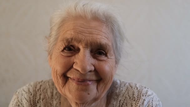 Close-up portret van een oudere vrolijke vrouw glimlachend. — Stockvideo