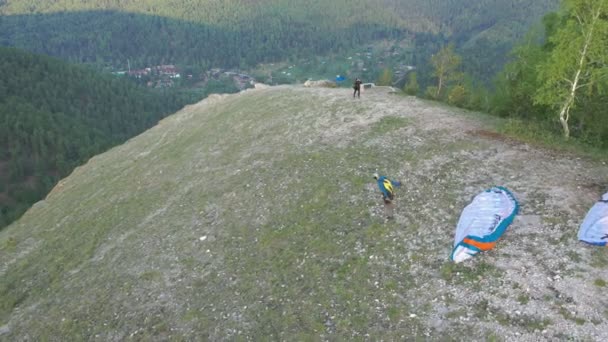 크라스노야르스크, 2020 년 5 월 12 일: 스피드 글라이더 가 절벽에서 뛰어내리다. — 비디오