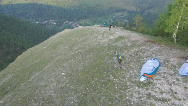 Krasnoyarsk, Rusya-12 Mayıs 2020: Speedplander uçurumdan atladıktan sonra havalandı. — Stok video