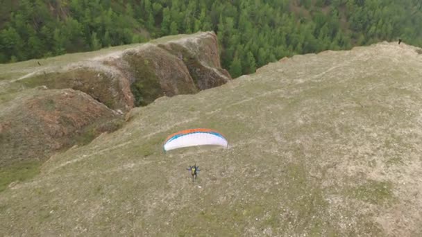 Krasnojarsk, Rusland-12 mei 2020: afdaling van de berg met een speedglider in de bergen bij zonsopgang. — Stockvideo