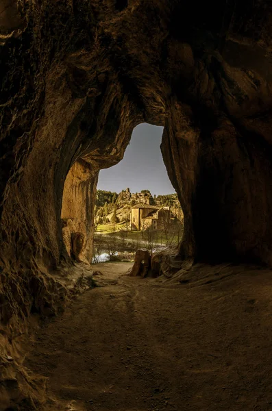 Vista de uma capela templária de dentro de uma caverna — Fotografia de Stock