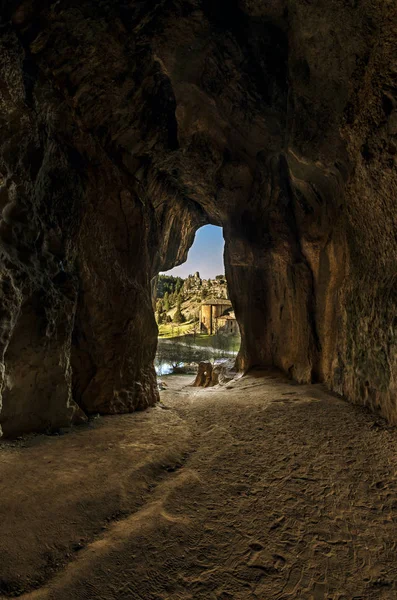 Άποψη του ένα παρεκκλήσι του ναού από μέσα σε μια σπηλιά Royalty Free Εικόνες Αρχείου