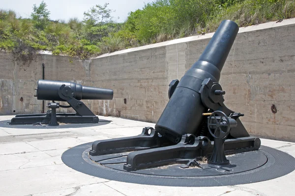 Eski bir kale toplar