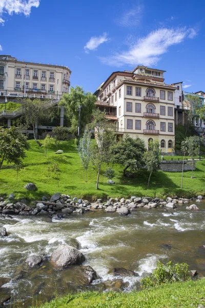 Vecchia casa su un fiume — Foto Stock