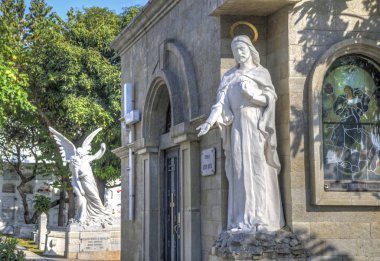 Bir Mezarlığı'heykeller