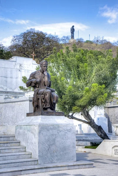 Статуи на кладбище — стоковое фото