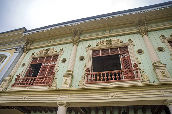 Réplica de antiguos balcones y ventanas — Foto de Stock