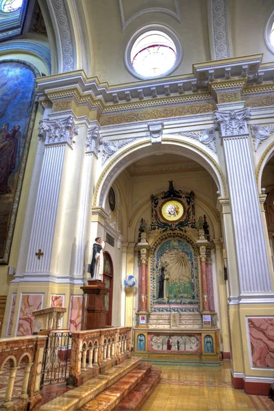 Interior de una iglesia ecuatoriana —  Fotos de Stock