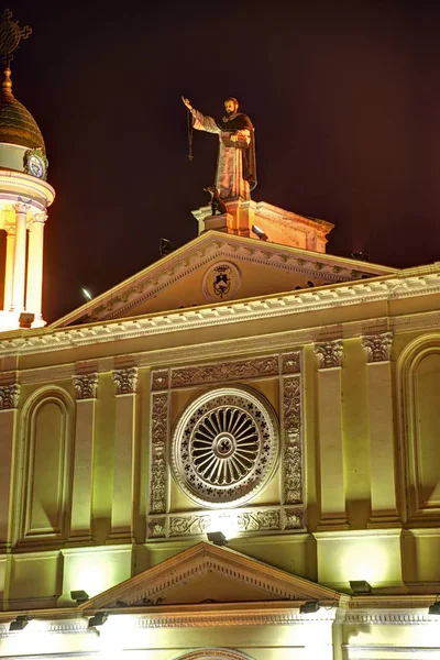 Fachada de una iglesia por la noche — Foto de Stock