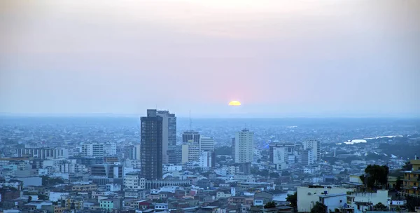 Weergave van Guayaquil bij zonsondergang — Stockfoto