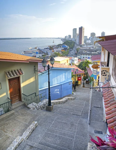 Trappen en huizen met Guayaquil in achtergrond — Stockfoto
