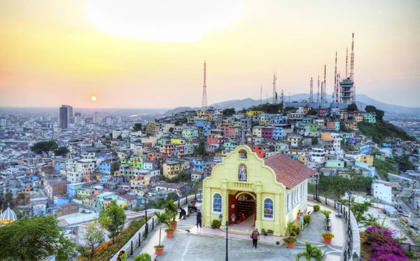 산타 아나에서 과야킬의 보기 — 스톡 사진